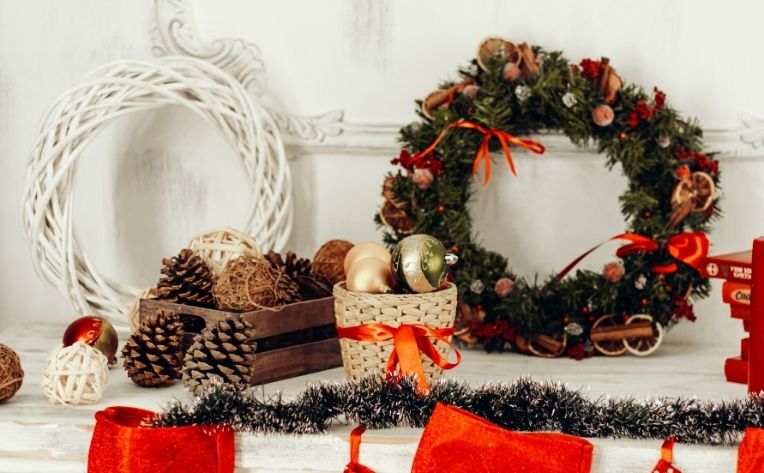 Winter 2020 Interior Design Trends Mantelpiece Wreaths